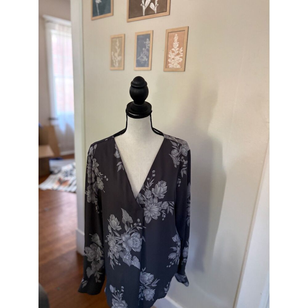 Ann Taylor Gray Floral Surplice Long Sleeve Blouse | Women's Large